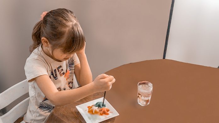 Detský experiment – bublajúce farebné ľadové kocky.