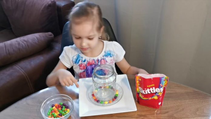 Farebný detský pokus so Skittles cukríkami